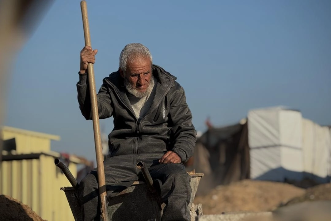 Filistinli mezar kazıcı, ilerlemiş yaşına rağmen mesleğini sürdürüyor