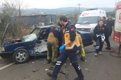 Bursa'da kamyonet ters yönden gelen otomobile çarptı