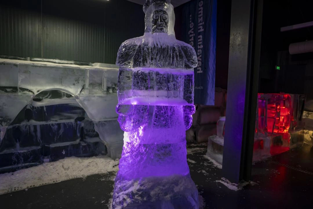 Türk kültüründe öne çıkan karakter ve malzemeleri buza işlediler