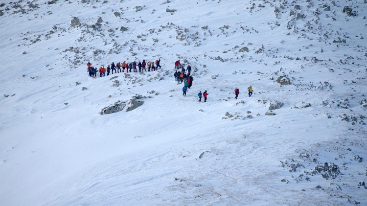 Geceyi dondurucu soğukta kamp yaparak geçirdiler