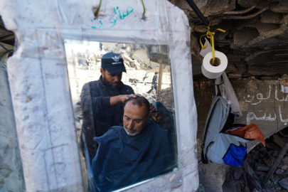 Filistinli Berber Basim, işine yıkılan evinin enkazında devam ediyor