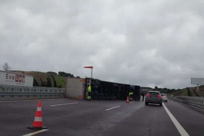 Bursa'da fırtına tırı devirdi!