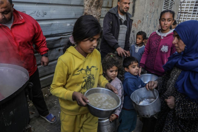 Gazze’de yerinden edilenler için sıcak yemek dağıtımı yapıldı
