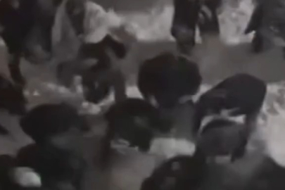 Öğrencinin üzerine kar kütlesi düştü!