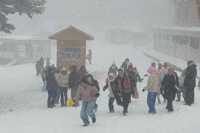 Uludağ’da kar keyfi: Pistler doldu, otellerde yer kalmadı!