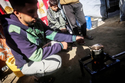 Gazze’de demir ustası enkazdan topladığı parçalarla soba ve ocak üretiyor