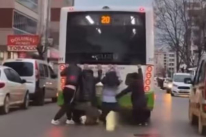 Bursa'da trafikte otobüsün arkasında asılı gittiler!