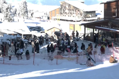 Uludağ’a yarıyıl tatili akını: Eksi 7 derecede sucuk ekmek keyfi