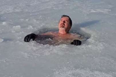 Antarktika değil Uludağ: Buzu kırıp göle girdi