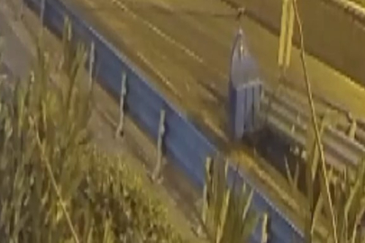 Araç bariyere ok gibi saplandı!