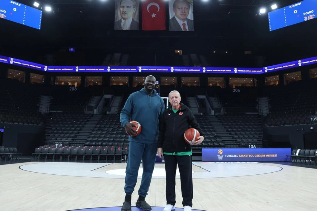 Cumhurbaşkanı Erdoğan, eski NBA oyuncusu Shaquille O'Neal ile basketbol oynadı