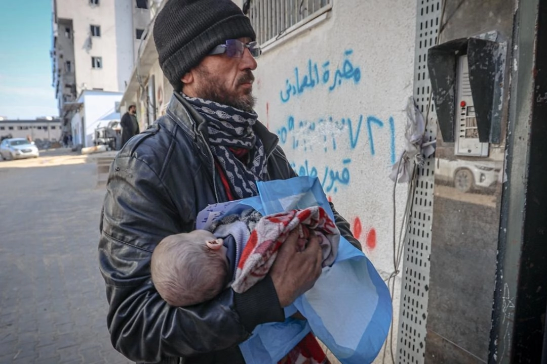Gazze'de bir bebek daha soğuk hava şartları nedeniyle yaşamını yitirdi