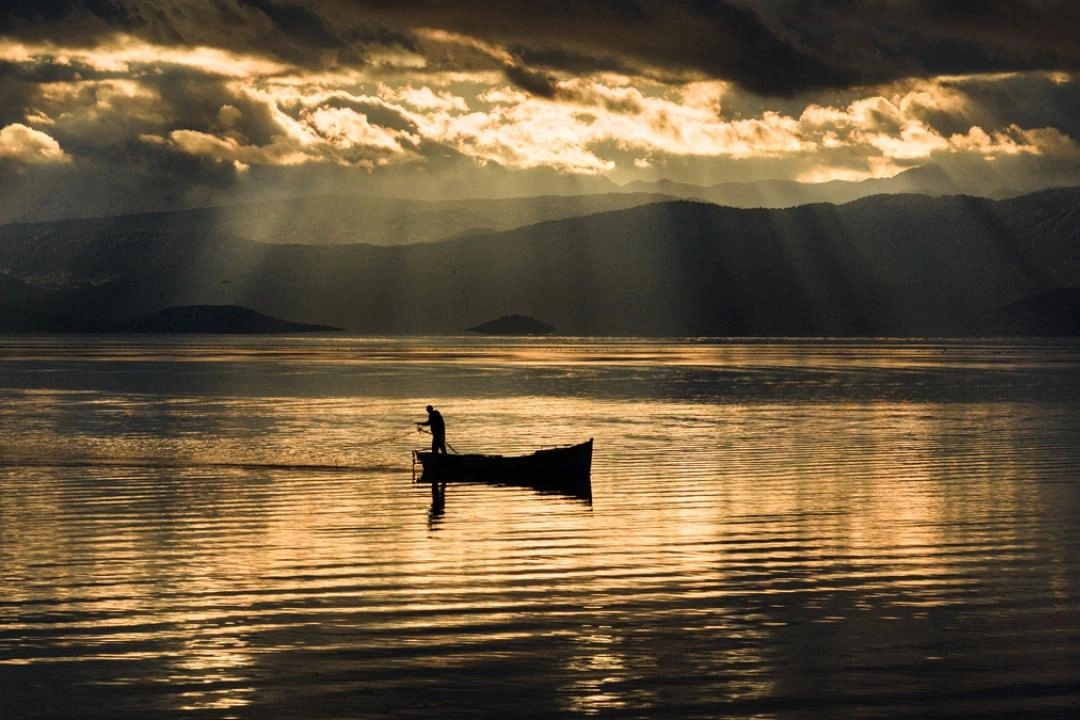 Beyşehir Gölü’nde gün batımında balıkçı mesaisi