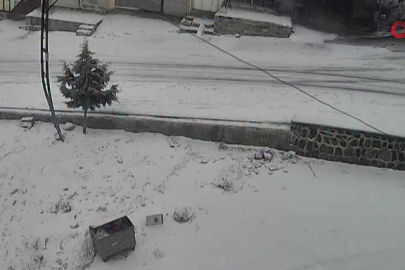 Karlı yolda kayan araç devrildi!