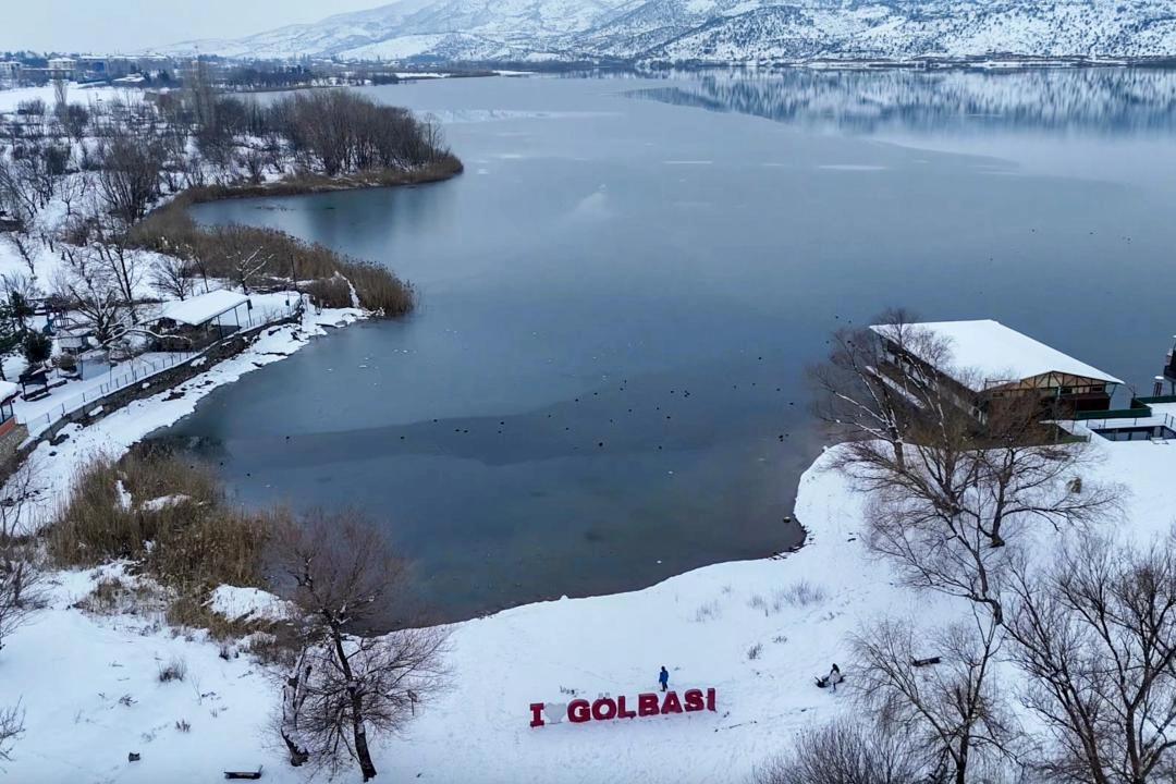 Gölbaşı Gölü buz tuttu