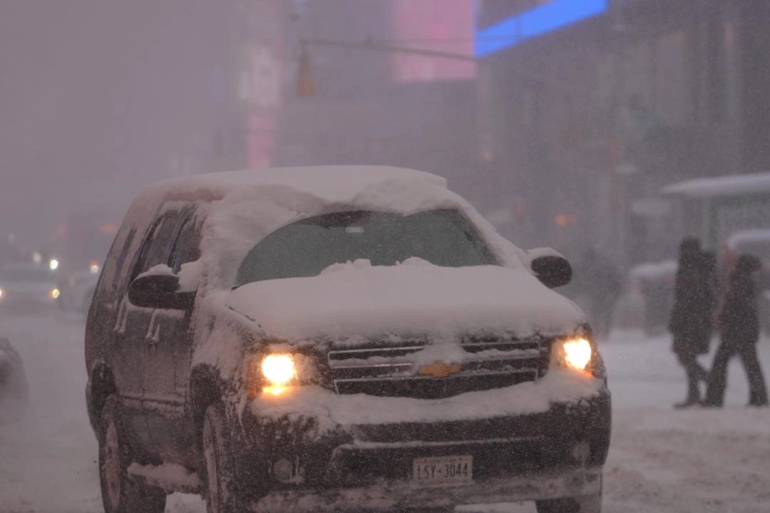 Kar fırtınası New York'ta hayatı olumsuz etkiledi