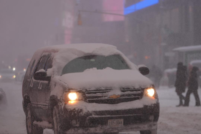 Kar fırtınası New York'ta hayatı olumsuz etkiledi