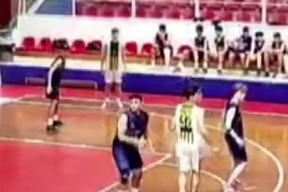 Basketbol maçında yumruklar havada uçuştu!