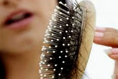 Kadınların saç dökülmesi hastalık habercisi mi? Uzmanı açıkladı...