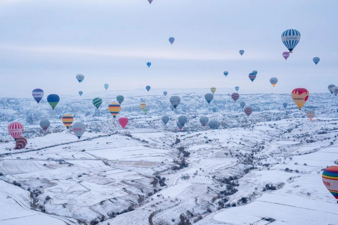 Kapadokya'da kar altında balon uçuşu