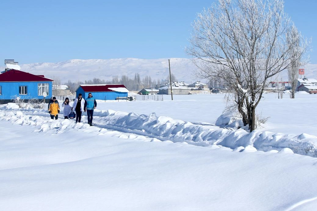 En ücra köylere zorlu kış şartlarında şifa dağıtıyorlar