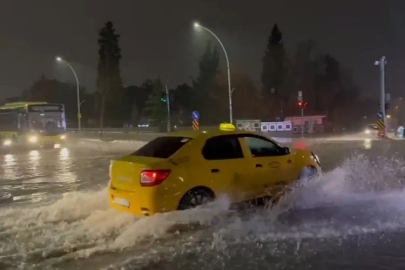 Bursa'da rögarlar taştı, cadde göle döndü!