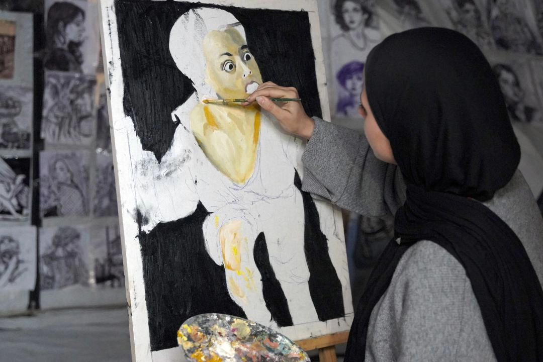 Gazze’de genç ressam fırçasıyla acıları resmediyor