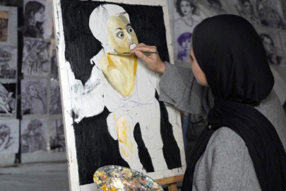 Gazze’de genç ressam fırçasıyla acıları resmediyor