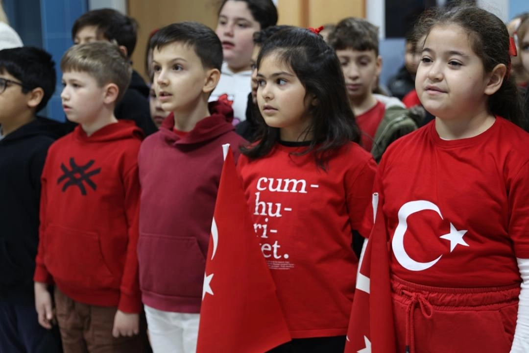 Öğrenciler ilk derslerine Türk bayraklarıyla başladı