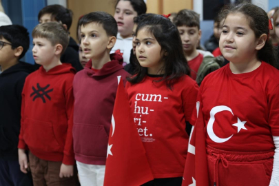 Öğrenciler ilk derslerine Türk bayraklarıyla başladı