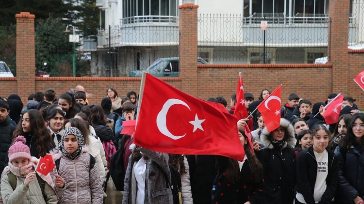 "Bayrak sevgisi" temasıyla başladı