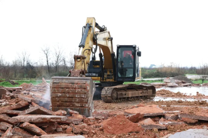 Osmangazi'de kaçağa nefes aldırılmıyor: Tarım arazisindeki depo temelinde yıkıldı!