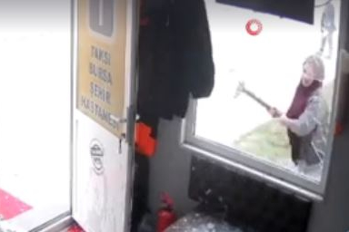 Bursa Şehir Hastanesi Taksi durağında dehşet anları: “Taksi beni sevmiyor” diyerek ortalığı birbirine kattı