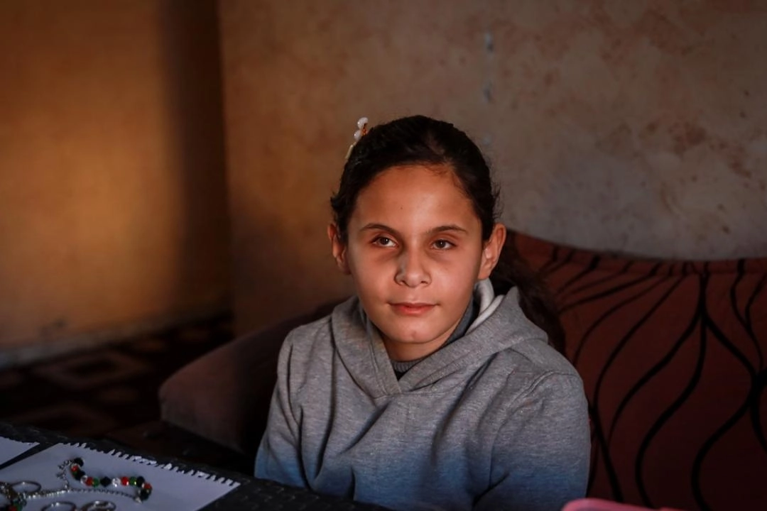 Gazze’de doğuştan görme engelli çocuk, boncuklardan yaptığı el işiyle umut buluyor