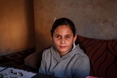 Gazze’de doğuştan görme engelli çocuk, boncuklardan yaptığı el işiyle umut buluyor