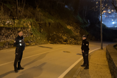 Bursa'da heyelan: Tophane-Muradiye yolu ulaşıma kapandı