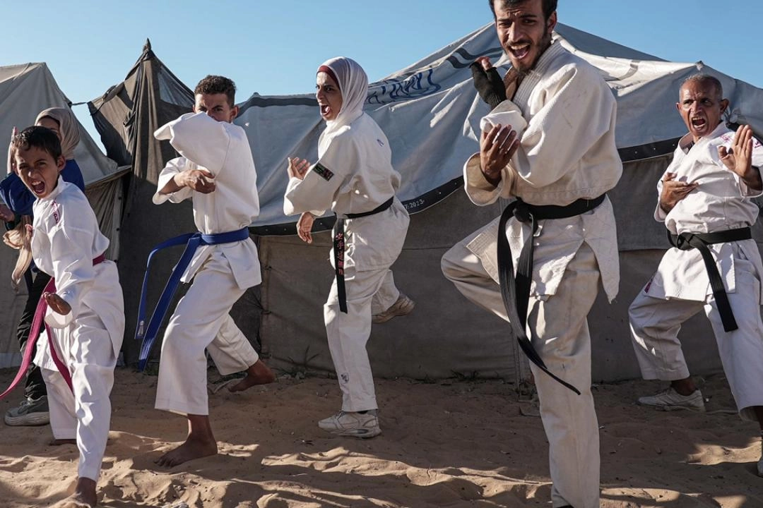 Gazze’de karate antrenörü Şakliye çadır kampındaki çocuklara eğitim veriyor