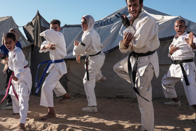 Gazze’de karate antrenörü Şakliye çadır kampındaki çocuklara eğitim veriyor
