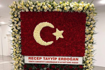 Erdoğan’dan Bahçeli’ye "57. yıl" jesti! 57 gülde saklı Türk Bayrağı mesajı