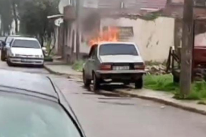 Bursa’da park halindeki otomobil alev alev yandı
