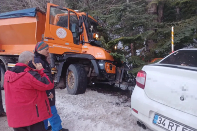 Bursa'da kar küreme aracı otomobille çarpıştı, 2 yaralı