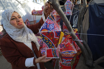 Filistinli Reyhan Hazım Şerab, yardım kolilerinden Ramazan fenerleri yapıyor