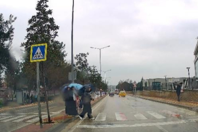 Bursa'da yayalara yol vermeyen otomobil öğrencileri tehlikeye attı