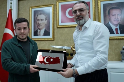 Türk Bayrağı'nı yerde bırakmayan kurye ödüllendirildi!