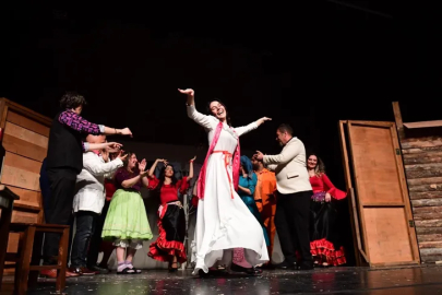 Osmangazi’de tiyatro şöleni: Deli Ayten’e tam not