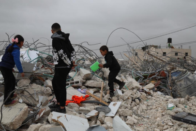 Soykırımcı İsrail güçleri, işgal altındaki Batı Şeria’da Filistinlilere ait 3 katlı bir binayı yıktı