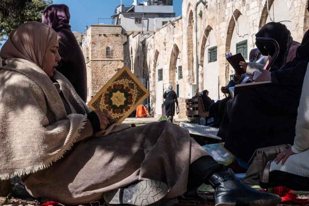 İsrail kısıtlamalarına rağmen binlerce kişi ramazan ayının ilk cumasını Aksa'da kıldı