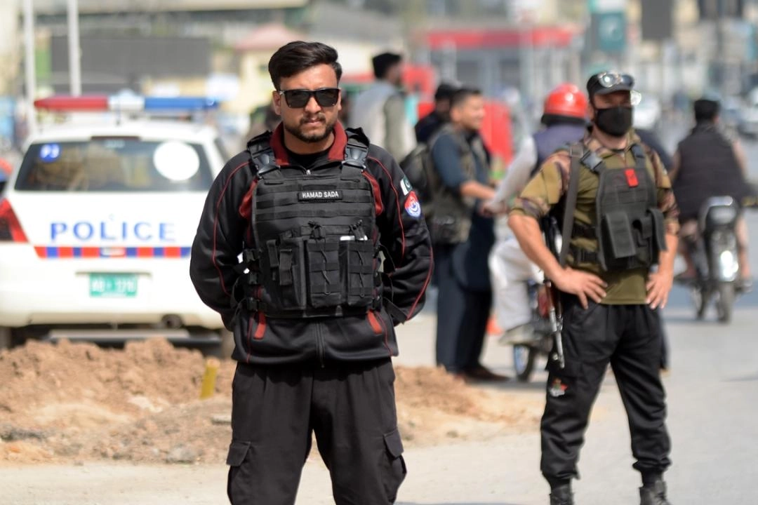 Afganistan ile Pakistan arasında gerilim artarken Peşaver'de güvenlik kontrol noktaları kuruldu