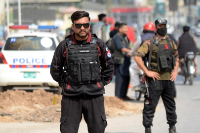 Afganistan ile Pakistan arasında gerilim artarken Peşaver'de güvenlik kontrol noktaları kuruldu