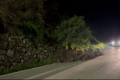 Bursa'da heyelanla düşen kayalar yola savruldu!